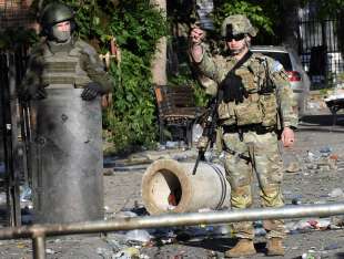 kosovo scontri tra serbi e soldati nato a zvecan 11