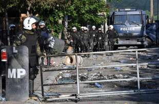 kosovo scontri tra serbi e soldati nato a zvecan 14