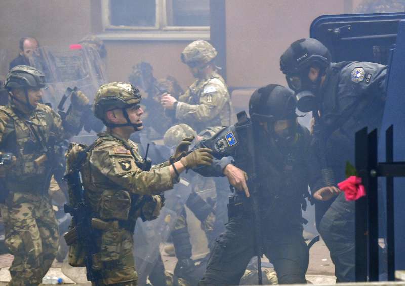 kosovo scontri tra serbi e soldati nato a zvecan 2