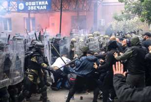 kosovo scontri tra serbi e soldati nato a zvecan 3