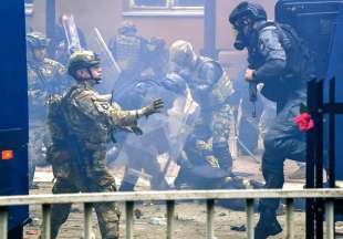 kosovo scontri tra serbi e soldati nato a zvecan 5