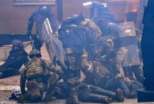 kosovo scontri tra serbi e soldati nato a zvecan 6