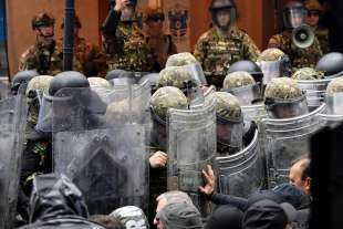kosovo scontri tra serbi e soldati nato a zvecan 8