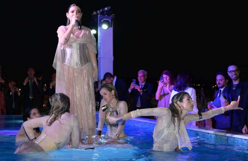 la cantante buda e le ballerine nell acqua foto di bacco (2)