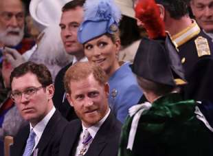 La piuma del cappello di Anna davanti al viso di Harry a Westminster
