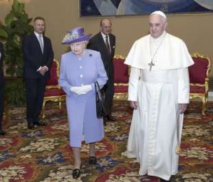 la regina elisabetta ii in lilla con papa francesco nel 2014