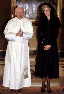 lady diana accanto a papa giovanni paolo ii nel 1985