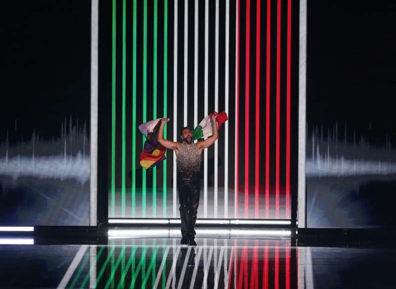 marco mengoni con bandiera lgbtqi all eurovision