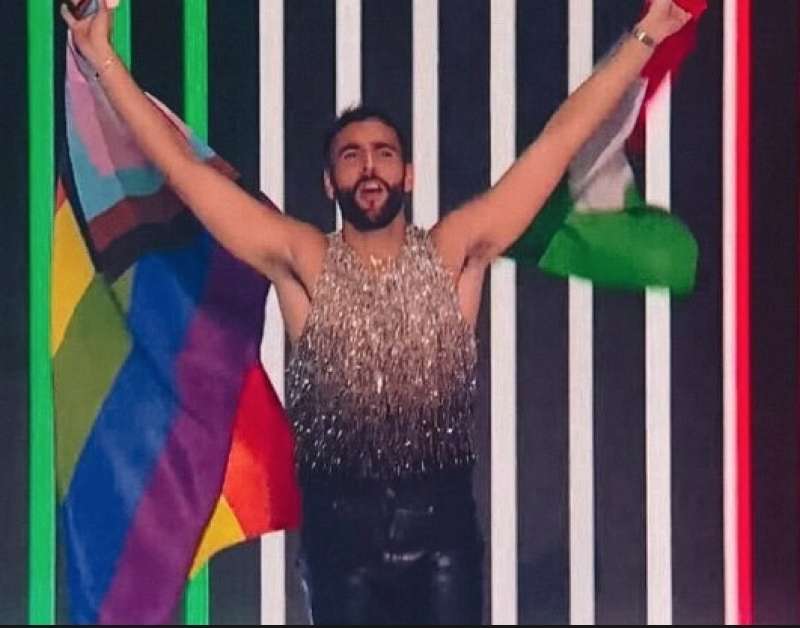 marco mengoni con bandiera lgbtqi all eurovision