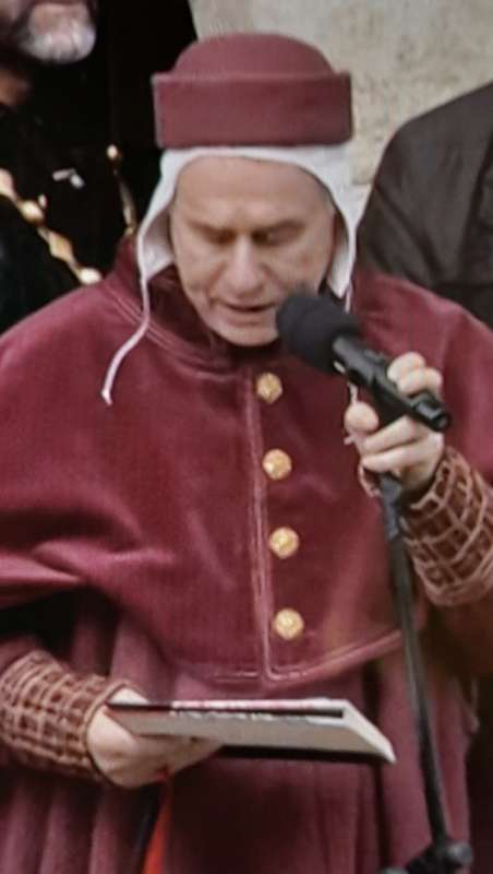 Marco Tarquinio in abito medievale ad assisi