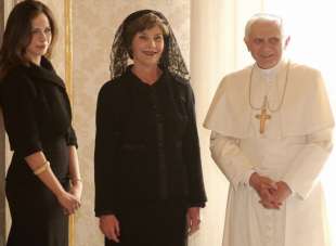moglie e figlia del presidente americano george bush laura e barbara accanto a papa benedetto xvi
