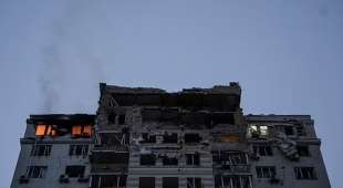 palazzo di kiev in fiamme dopo un attacco russo con i droni