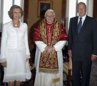 papa benedetto xvi con re juan carlos di spagna e la regina queen sofia nel 2005