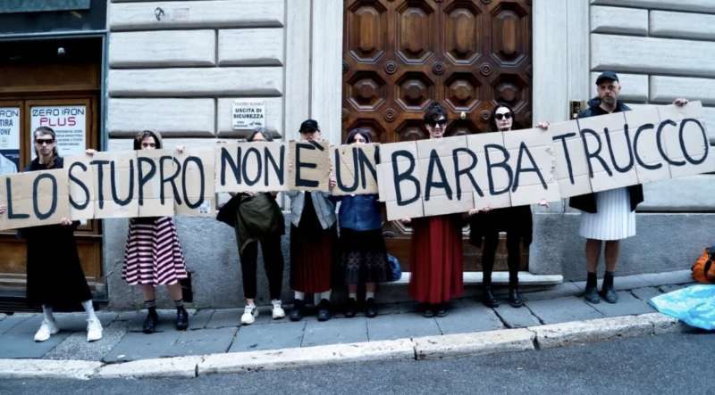 protesta del collettivo campo innocente contro luca barbareschi al teatro eliseo di roma 1