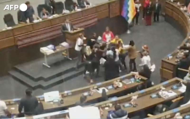rissa tra deputate al parlamento boliviano