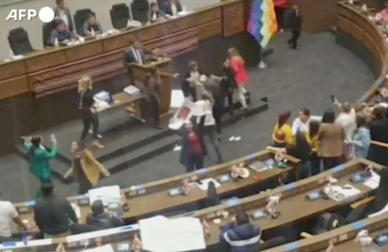 rissa tra deputate al parlamento boliviano 4