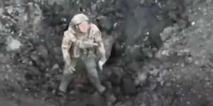 soldato russo si arrende al drone ucraino 2
