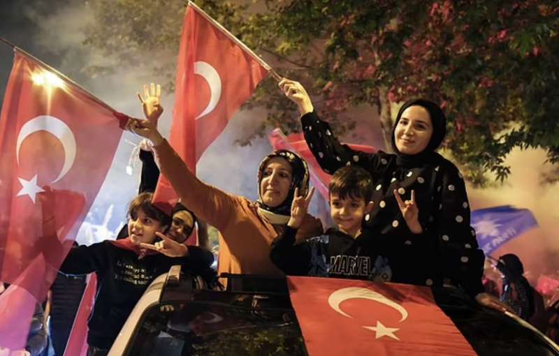 sostenitori di erdogan festeggiano