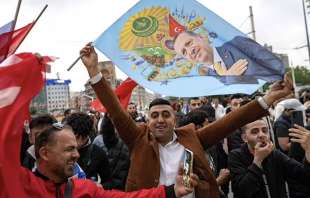 sostenitori di erdogan festeggiano