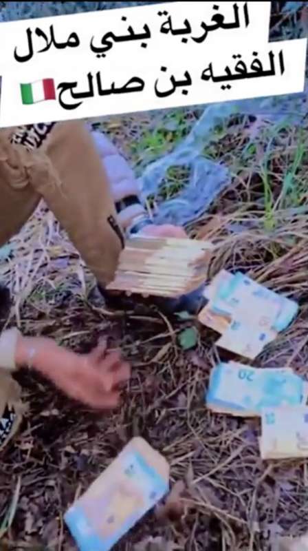 spacciatore marocchino nei boschi di varese conta i soldi su instagram