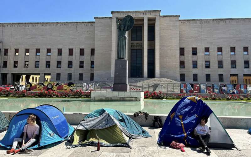 studenti in tenda contro caro affitti 3