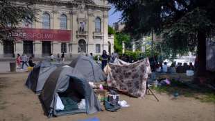studenti in tenda davanti alle universita per protestare contro il caro affitti intanto la politica wide site enqpo