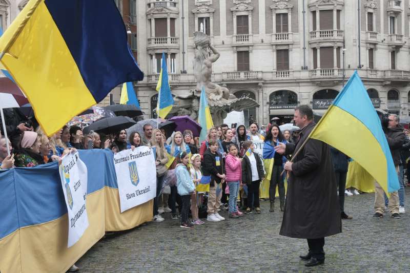 ucraini in piazza per zelensky a roma