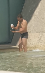 un uomo si fa la doccia nella fontana dell aeroporto di fiumicino 5