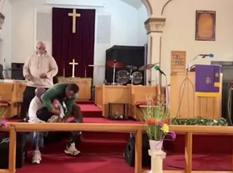 america 26enne fa irruzione in chiesa e punta pistola contro il pastore 4