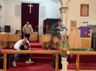 america 26enne fa irruzione in chiesa e punta pistola contro il pastore 5