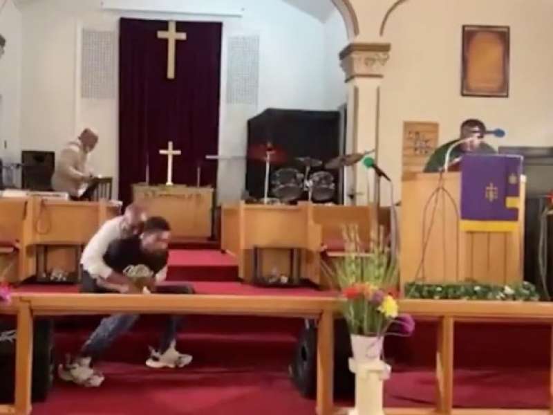 america 26enne fa irruzione in chiesa e punta pistola contro il pastore 6