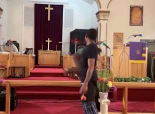 america 26enne fa irruzione in chiesa e punta pistola contro il pastore 8