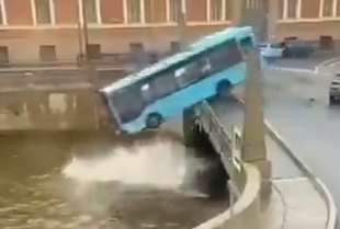 bus sbanda e precipita nel fiume a san pietroburgo 2