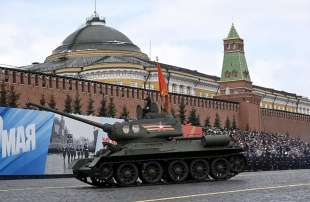 carro armato sovietico t 24 alla parata della vittoria 1