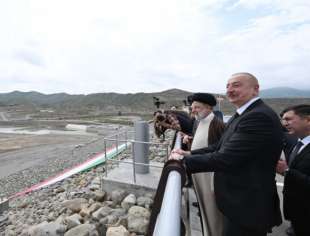 ebrahim raisi e ilhan aliyev inaugurano una diga sul fiume aras 2