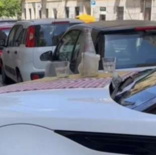 roma passanti apparecchiano sul cofano di auto parcheggiata male. 2