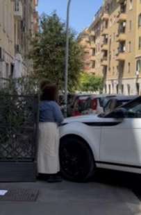roma passanti apparecchiano sul cofano di auto parcheggiata male. 3