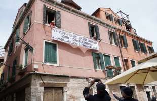 striscione contro il g7 giustizia di venezia