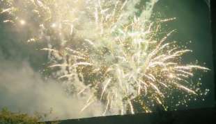 tifosi dell'arsenal accendono fuochi d'artificio davanti all'hotel del manchester city2