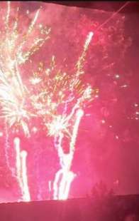 tifosi dell'arsenal accendono fuochi d'artificio davanti all'hotel del manchester city4