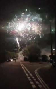 tifosi dell'arsenal accendono fuochi d'artificio davanti all'hotel del manchester city5