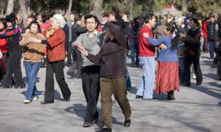 anziani cinesi ballano in piazza 3
