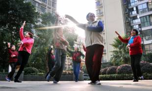 anziani cinesi ballano in piazza 4
