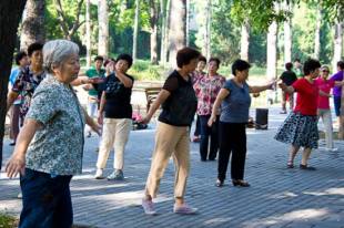 anziani cinesi ballano in piazza