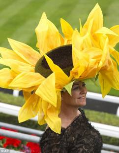 I cappelli più strani del mondo sfilano al Royal Ascot 2014