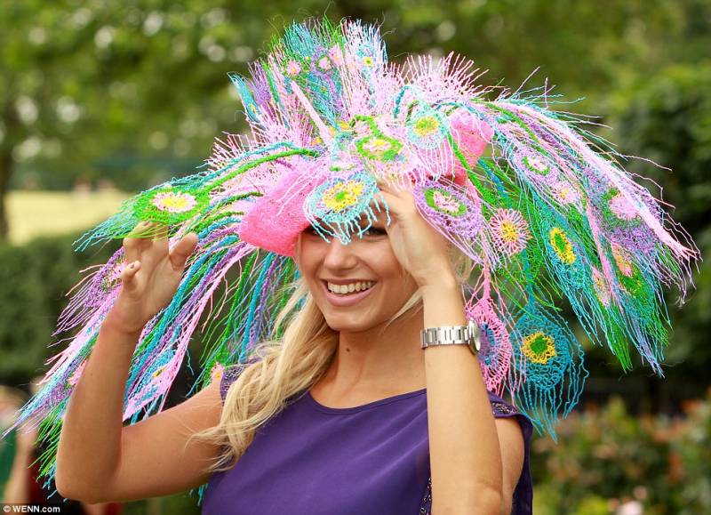 I cappelli più strani del mondo sfilano al Royal Ascot 2014