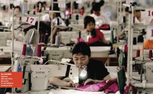 operaie cinesi a lavoro in fabbrica