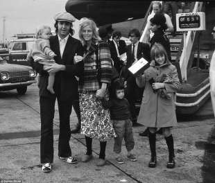 la famiglia mccartney in aeroporto