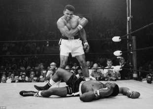 Muhammed Ali sovrasta Sonny Liston 1965