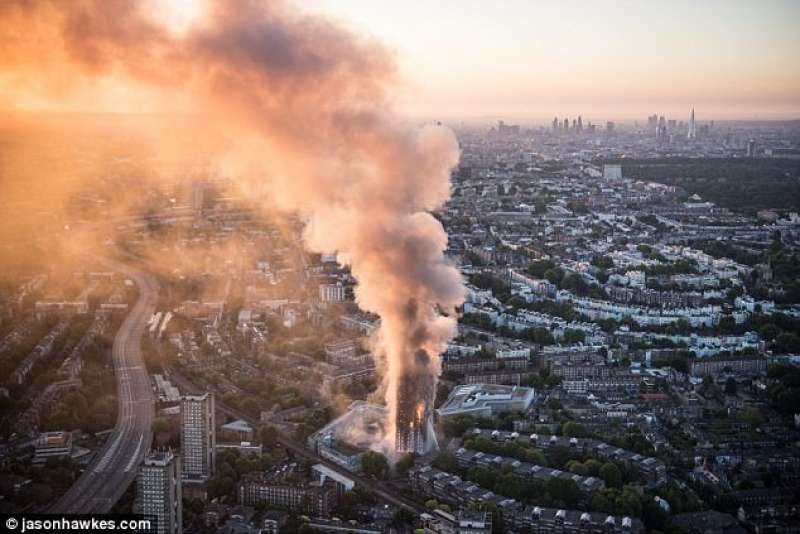 le fiamme di grenfell tower a londra